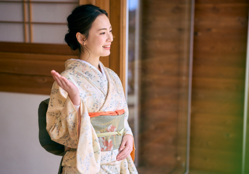 旅館で働く女将さんのイメージ